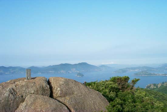 빠트리지 말고 금오산 정상엘 올라보라고 권하고 싶다. 남해의 진면목을 한 눈에 가슴에 담을 수 있는 좋은 곳이다. 